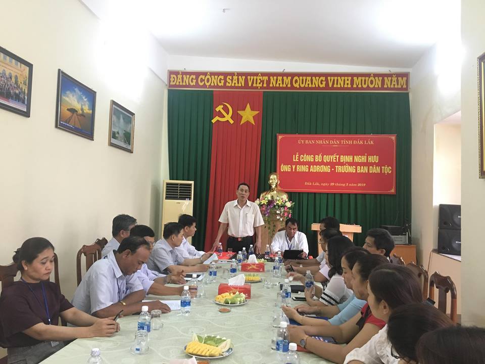 Lễ công bố và trao Quyết định nghỉ hưu cho đồng chí Y Ring Adrơng - Trưởng ban Dân tộc tỉnh