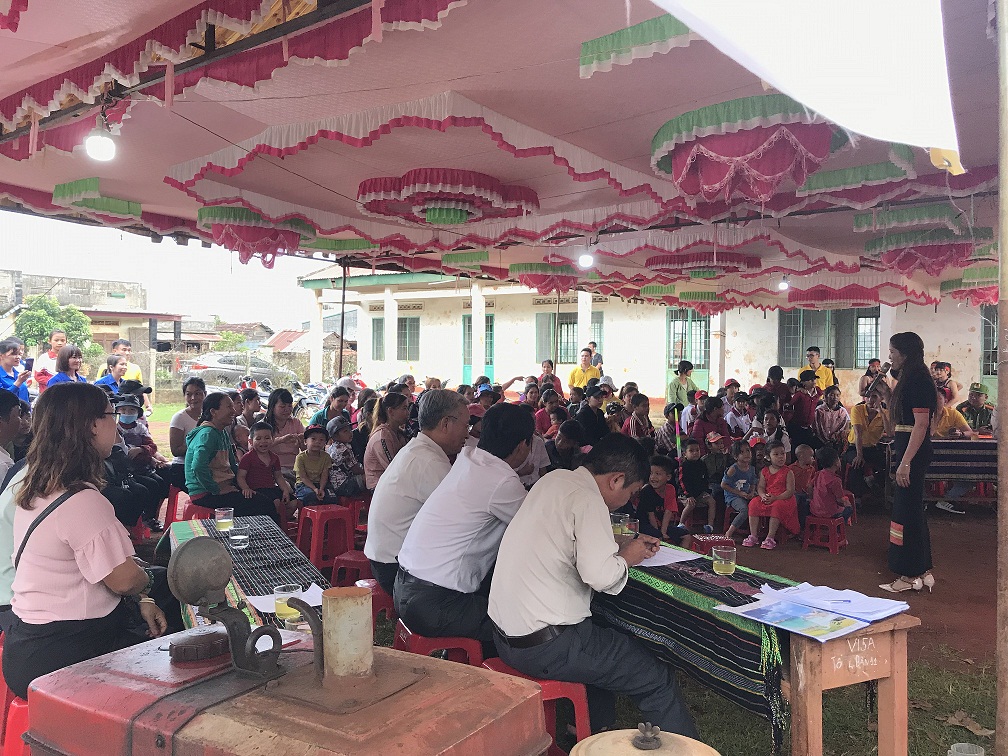 Tổ kết nghĩa Ban Dân tộc tỉnh, Chi cục phát triển nông thôn - Sở Nông nghiệp thăm và tặng 20 suất quà tại Buôn kết nghĩa Ea Đun, xã Ea Kênh