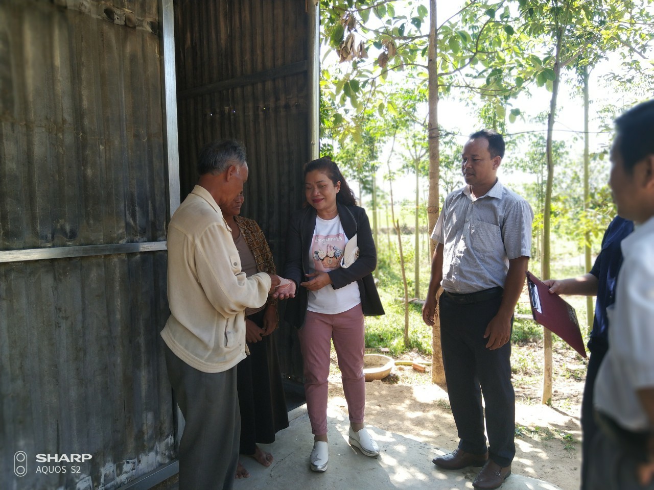 Ban Dân tộc tổ chức thăm hỏi, hỗ trợ cho các hộ gia đình người đồng bào DTTS gặp khó khăn trên địa bàn tỉnh