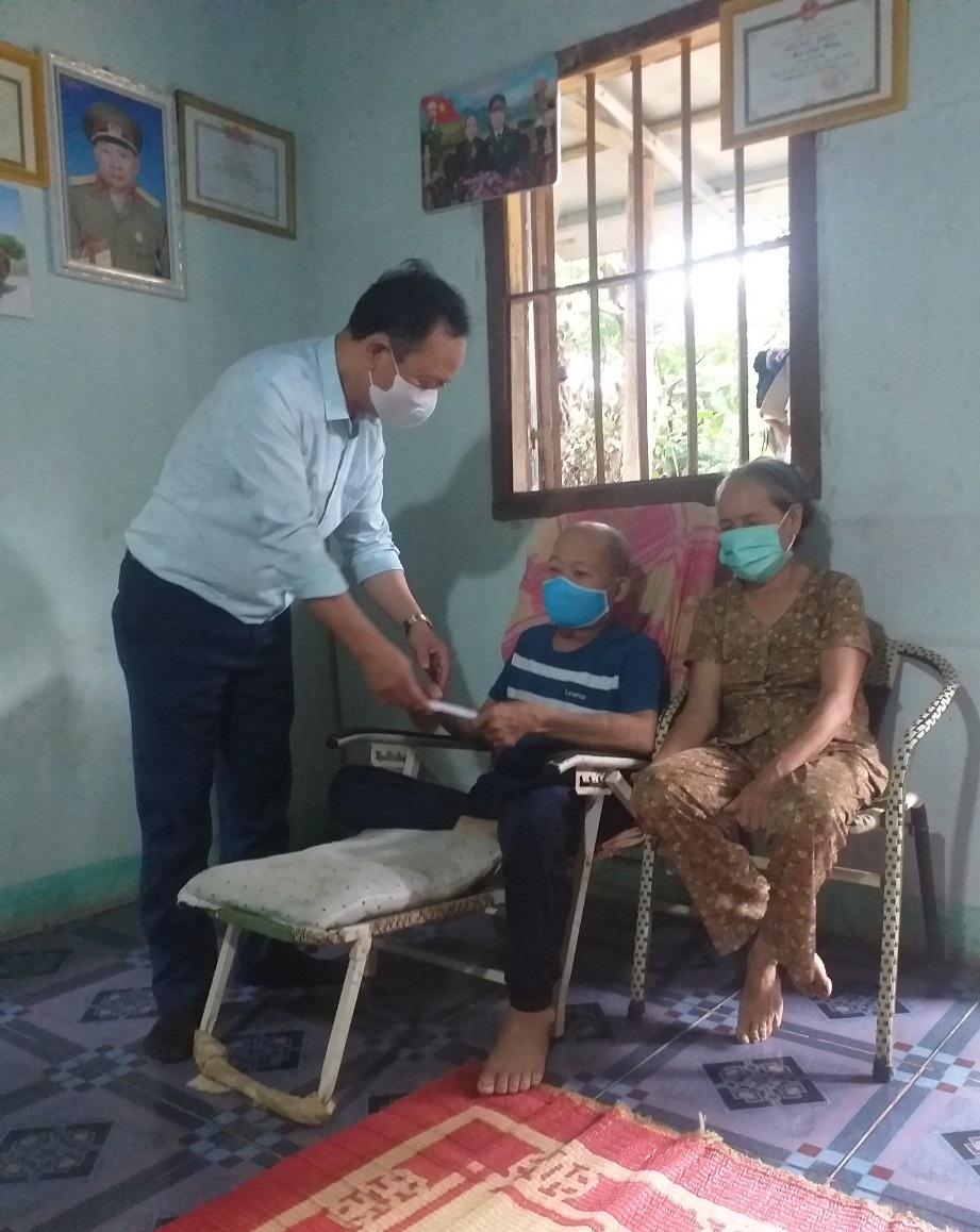 LÃNH ĐẠO BAN DÂN TỘC TỈNH THĂM HỎI HỘ GIA ĐÌNH NGƯỜI CÓ UY TÍN VÀ GIA ĐÌNH KHÓ KHĂN TẠI HUYỆN BUÔN ĐÔN