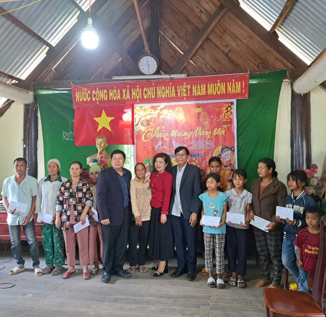 Nhân dịp tết Nguyên đán Quý Mão 2023, Ban Dân tộc Tỉnh Đắk Lắk phối hợp cùng Doanh nghiệp tu nhân Ama Kông-Khăm Phết Lào tổ chức đón tết cho bà con tại buôn Nà Xược, xã Ea Huar, huyện Buôn Đôn 