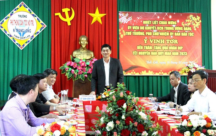 Thứ trưởng, Phó Chủ nhiệm Y Vinh Tơr thăm, chúc Tết, tặng quà học sinh Trường THPT Dân tộc nội trú Nơ Trang Lơng