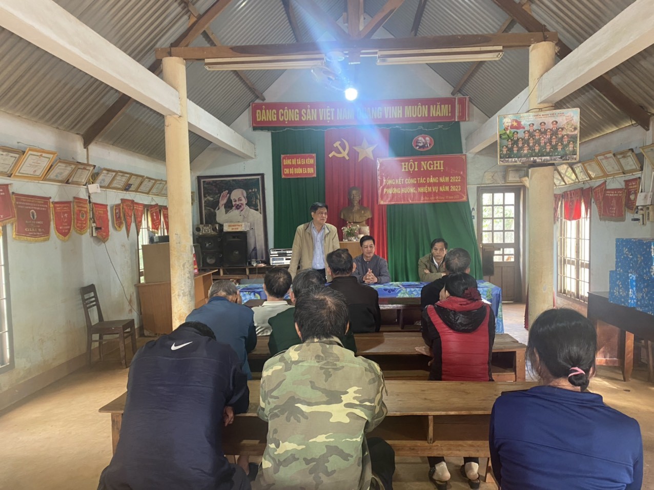 Thăm và tặng quà nhân dịp Tết Nguyên đán Quỹ Mão 2023  cho các hộ gia đình chính sách và hộ nghèo tại buôn kết nghĩa Ea Đun,  xã Ea Kênh huyện Krông Pắk