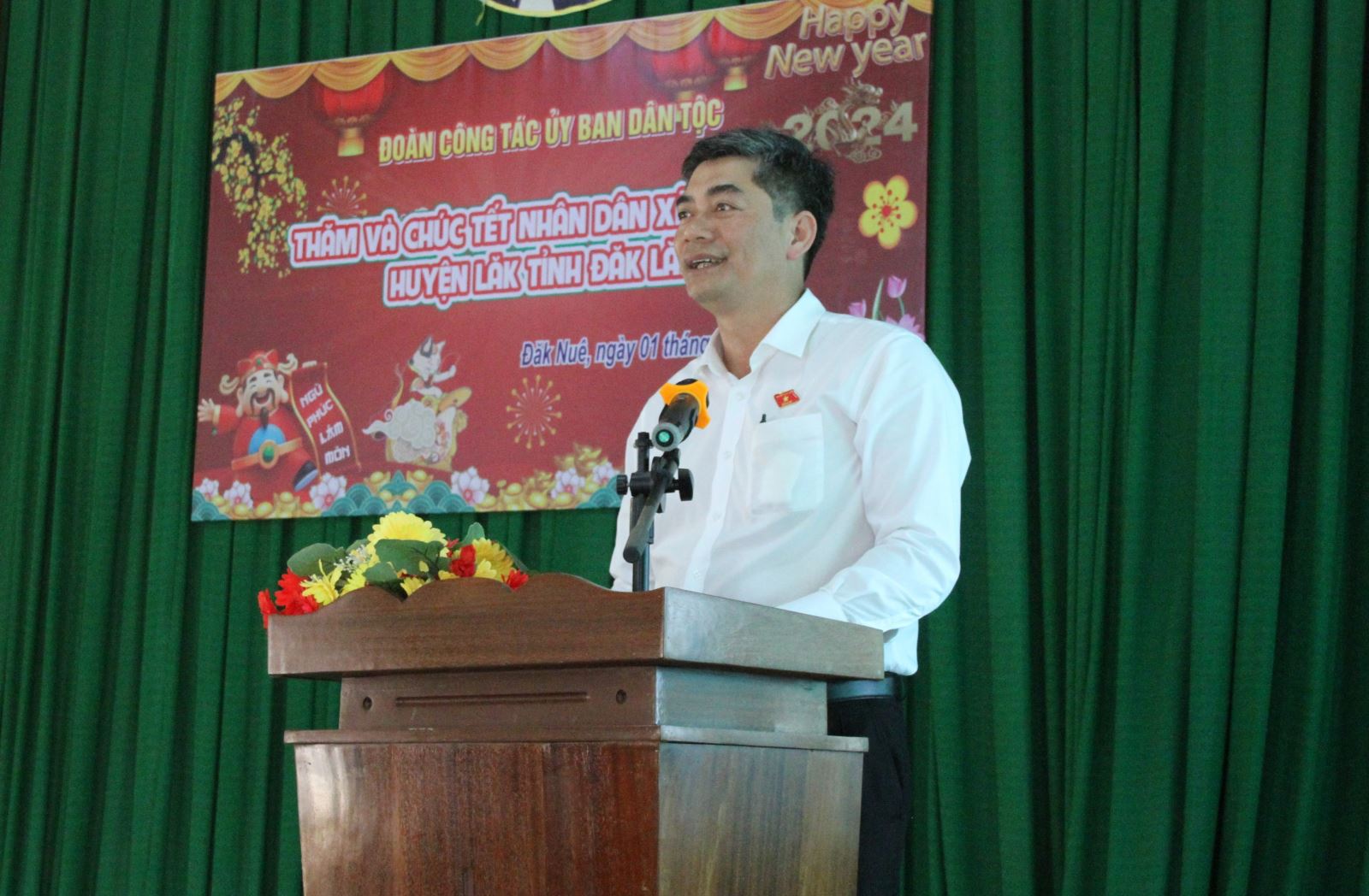 Thứ trưởng, Phó chủ nhiệm Ủy ban Dân tộc Y Vinh Tơr thăm chúc Tết người dân và Trường PTDT Nội trú THCS huyện Lắk