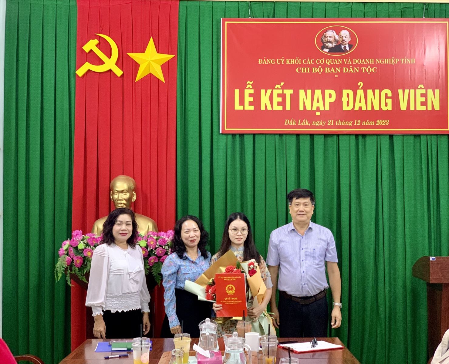 Chi bộ Ban Dân tộc công bố Quyết định kết nạp Đảng viên mới