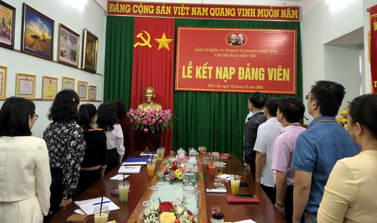 Chi bộ Ban Dân tộc công bố Quyết định kết nạp Đảng viên mới