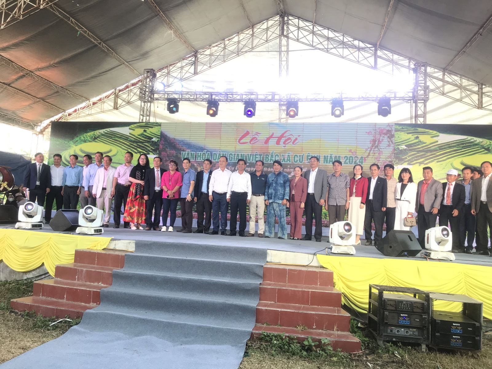 Rộn ràng lễ hội Văn hóa dân gian Việt Bắc ở Cư Êwi