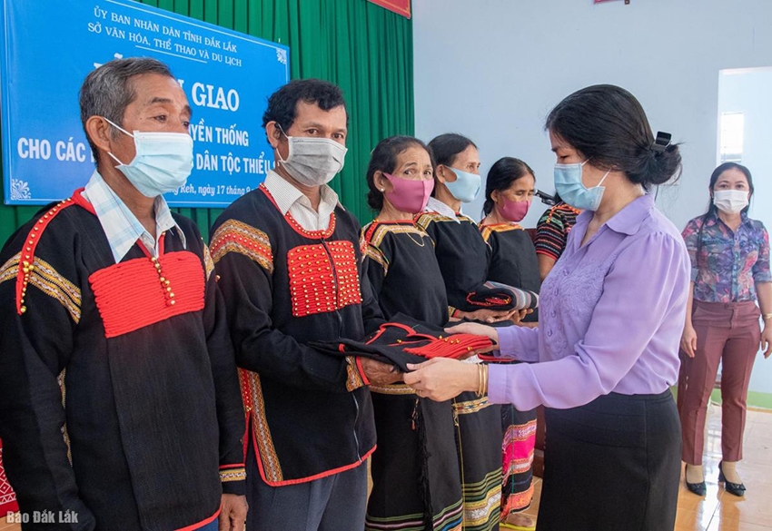 Cấp trang phục truyền thống cho nghệ nhân DTTS huyện Lắk và Krông Bông