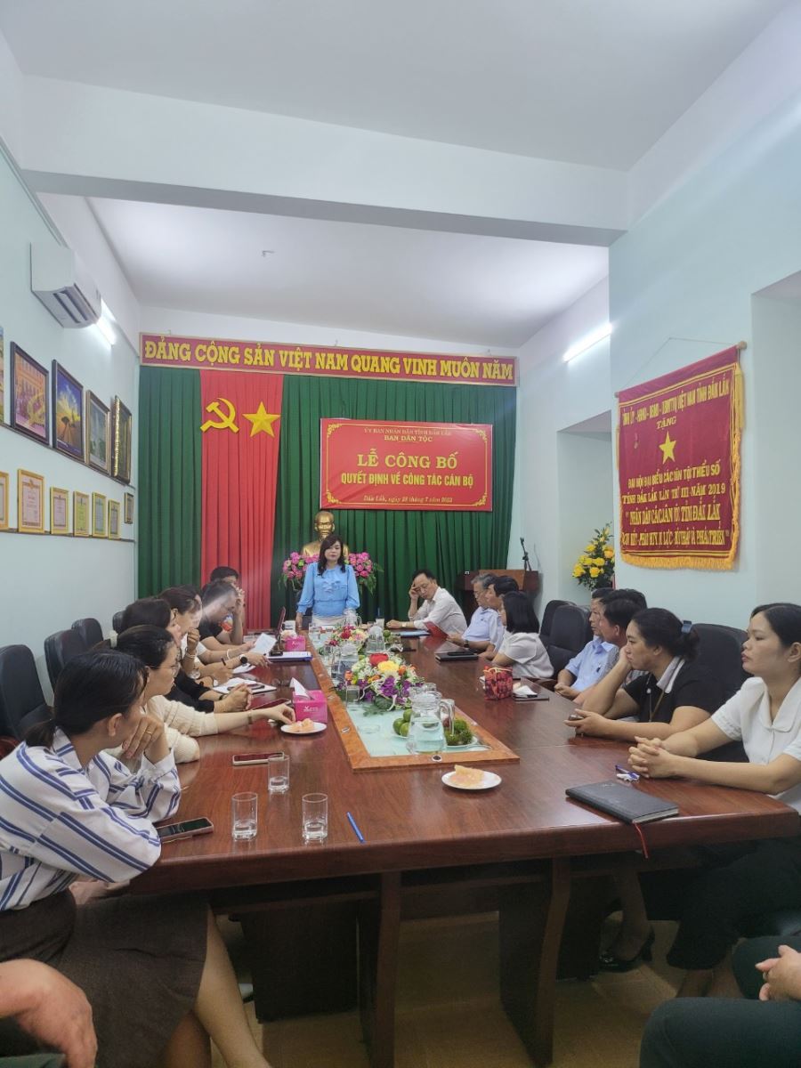 LỄ CÔNG BỐ QUYẾT ĐỊNH LÃNH ĐẠO QUẢN LÝ CẤP SỞ VÀ CÔNG BỐ QUYẾT ĐỊNH NGHỈ HƯU, QUYẾT ĐỊNH ĐIỀU ĐỘNG    BỔ NHIỆM LÃNH ĐẠO CẤP PHÒNG THUỘC BAN DÂN TỘC