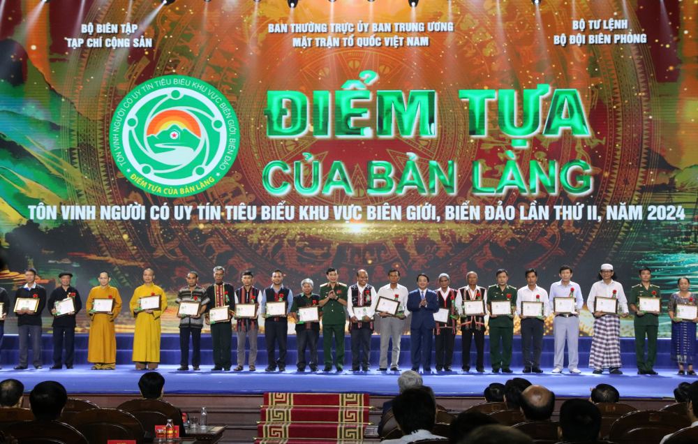 Thường trực Ban Bí thư: Người có uy tín thực sự là cầu nối giữa Đảng và dân