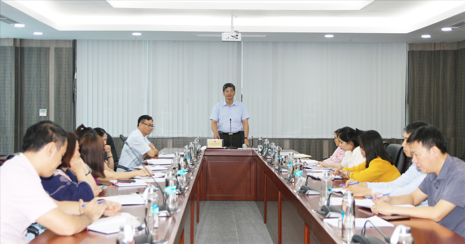 Thứ trưởng, Phó Chủ nhiệm UBDT Y Vinh Tơr làm việc với Vụ Dân tộc thiểu số