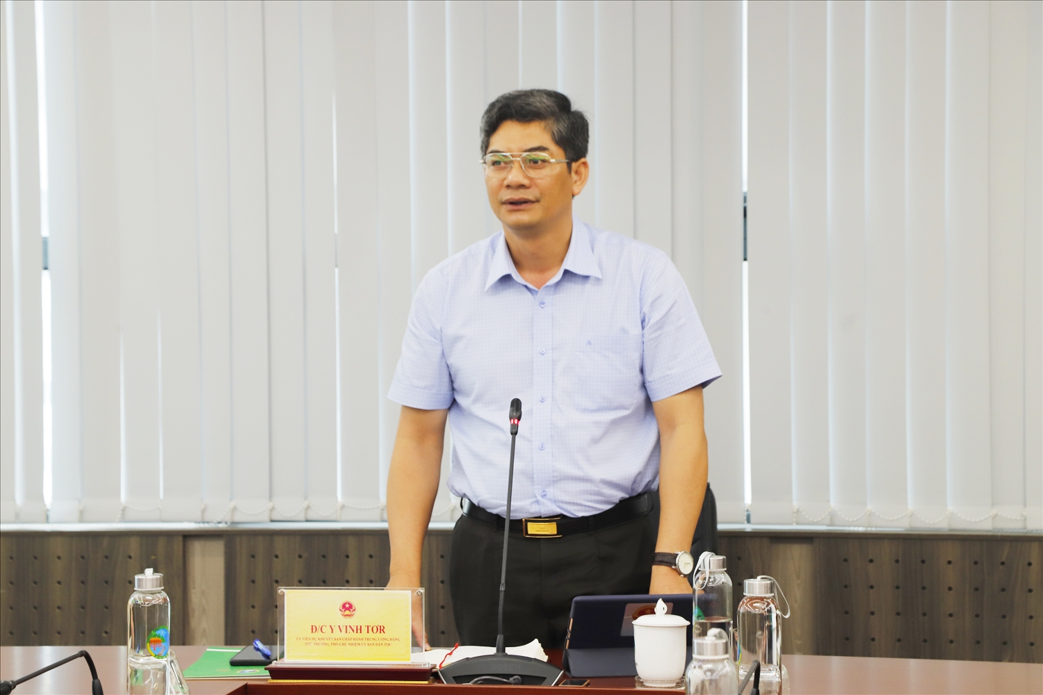 Thứ trưởng, Phó Chủ nhiệm UBDT Y Vinh Tơr làm việc với Báo Dân tộc và Phát triển