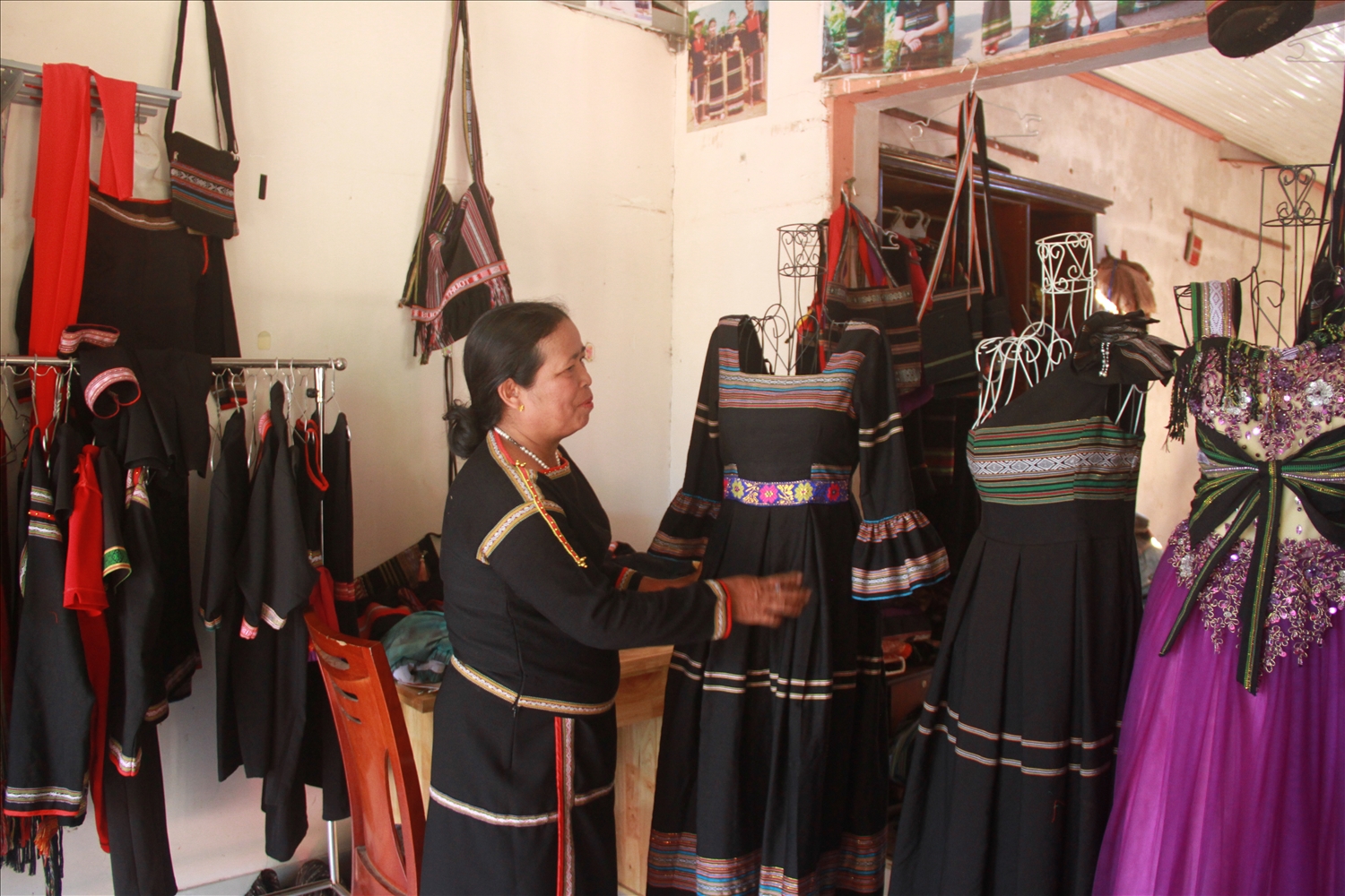 Hợp tác xã dệt thổ cẩm giúp phụ nữ Ê Đê thoát nghèo