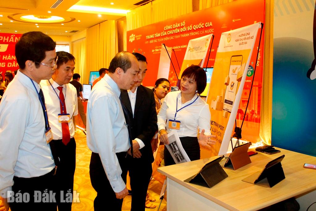 Chủ tịch UBND tỉnh Phạm Ngọc Nghị thăm các gian hàng giới thiệu sản phẩm về ứng dụng công nghệ