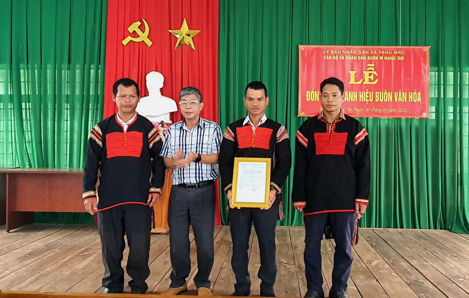 Vượt khó khăn riêng để làm tốt việc chung