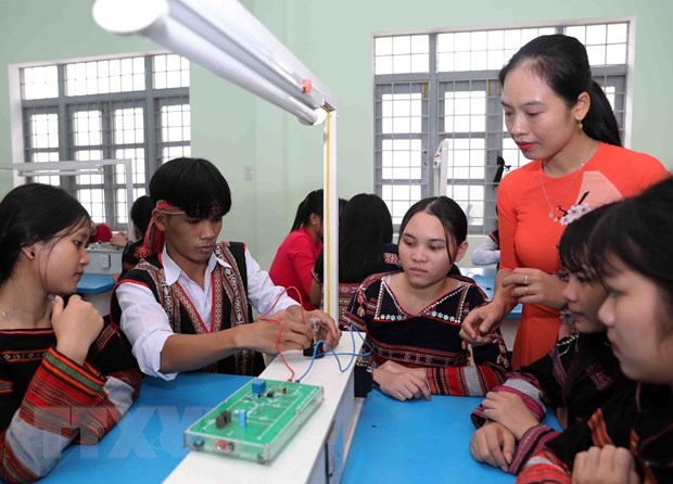 Vận dụng quan điểm, đường lối của Đảng về công tác dân tộc để đổi mới quản lý nhà nước về đào tạo, bồi dưỡng cán bộ người DTTS