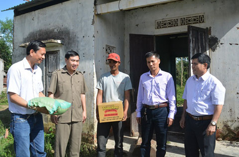 Hỗ trợ cho đồng bào dân tộc thiểu số gặp khó khăn do hậu quả thiên tai và tai nạn lao động