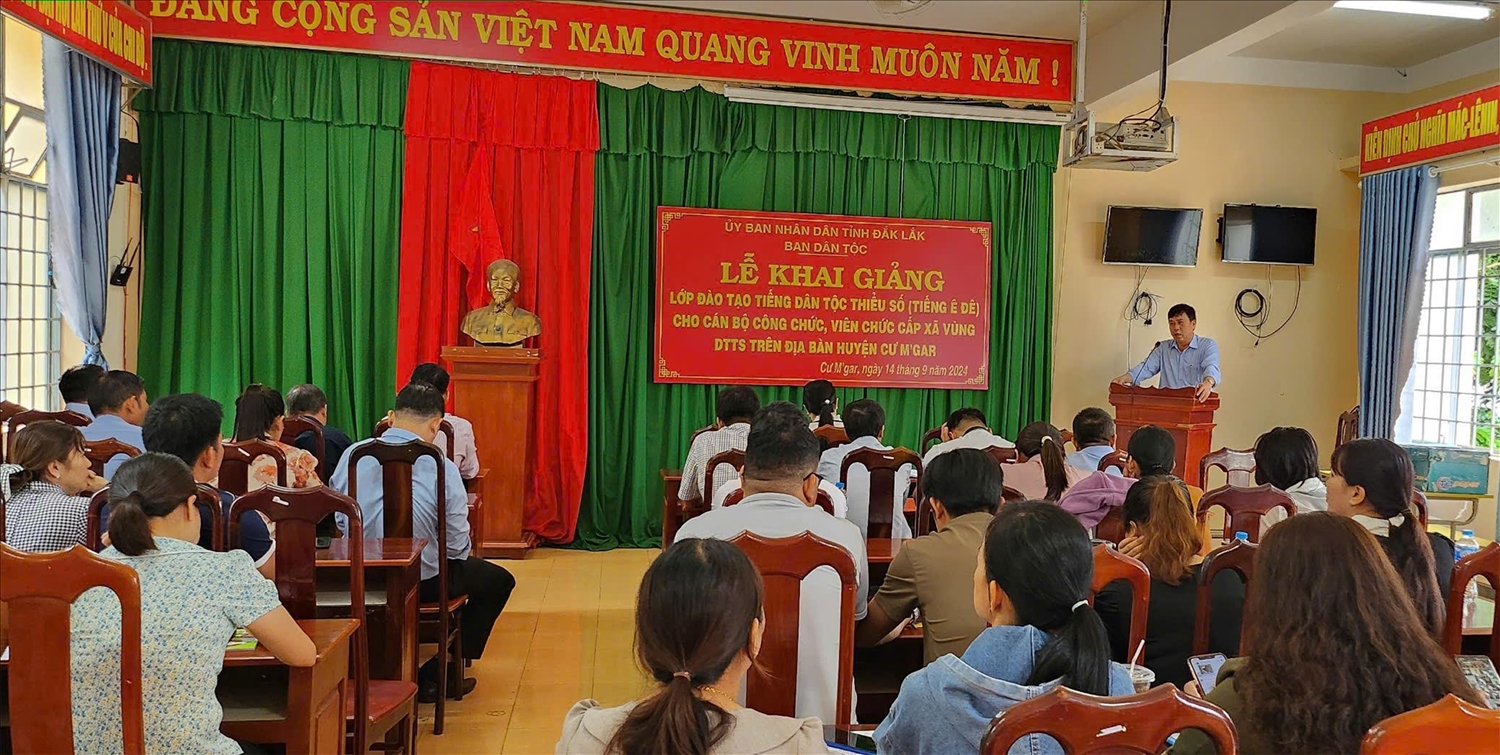 Ban Dân tộc tỉnh Đắk Lắk mở lớp dạy tiếng Ê Đê cho cán bộ xã