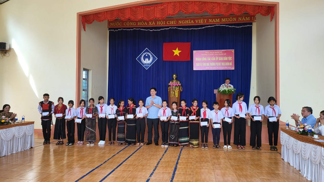 Thứ Trưởng, Phó Chủ nhiệm Ủy ban Dân tộc Y Vinh Tơr thăm, tặng quà tại Đắk Lắk