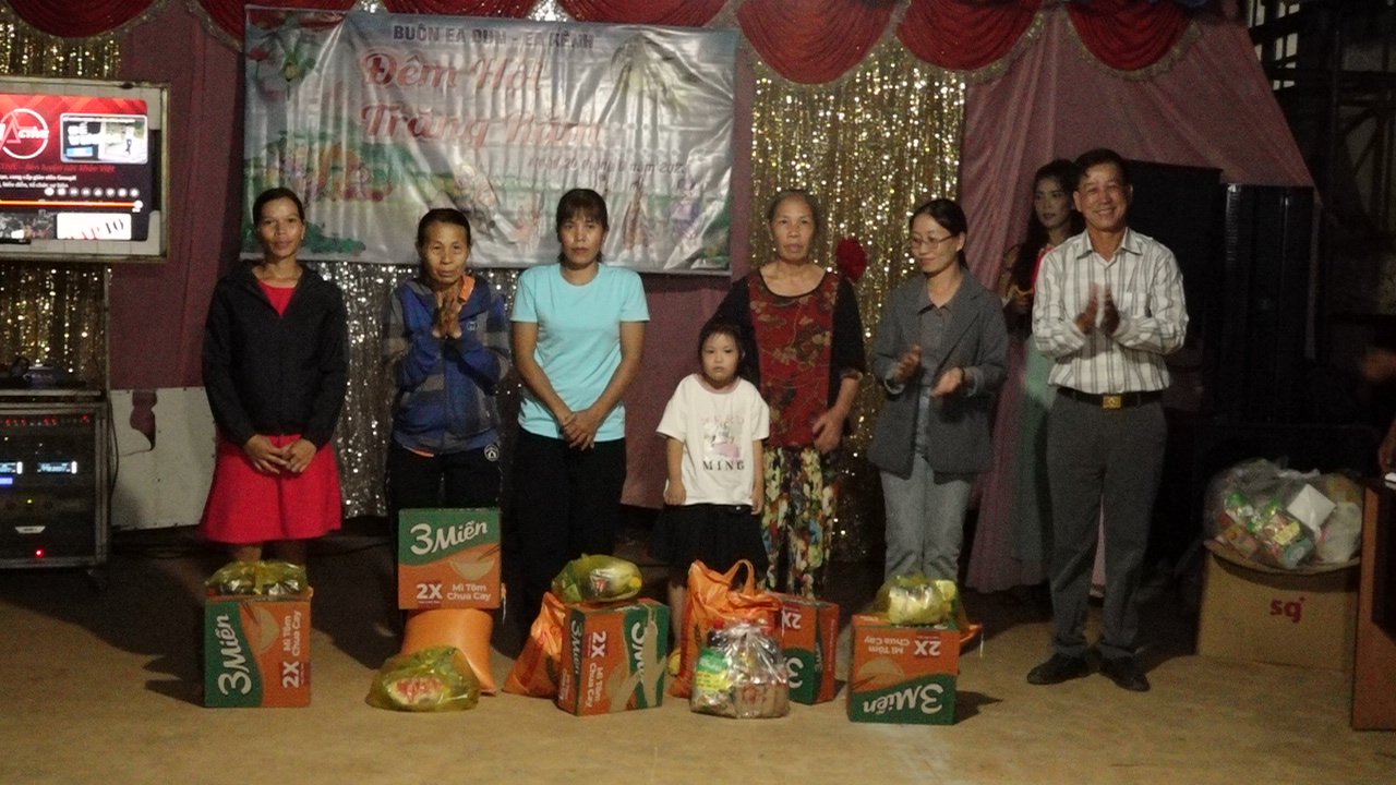 Mang Trung thu đến với các em nhỏ ở Buôn Kết nghĩa Ea Đun xã Ea Kênh, huyện krông pắc