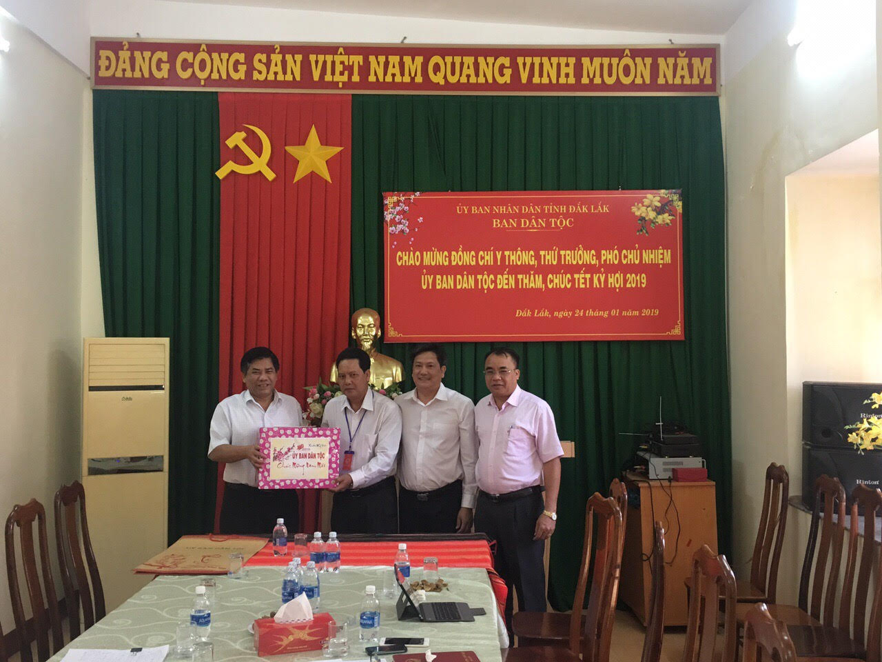 Lãnh đạo Ủy ban Dân tộc đến thăm, chúc Tết, tặng quà công chức, người lao động Ban Dân tộc tỉnh Đắk Lắk 