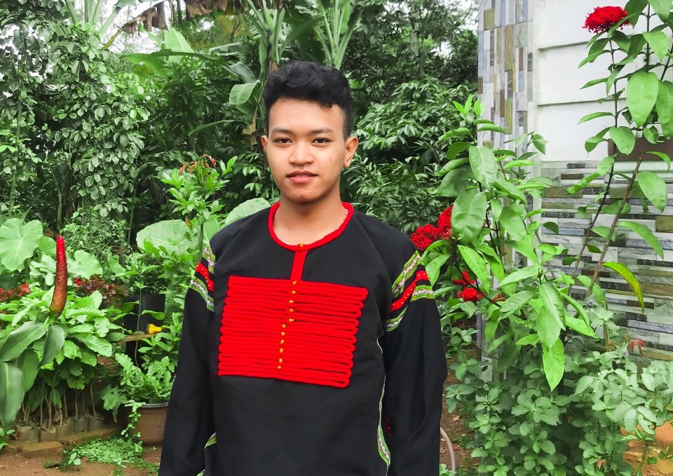 Từ buôn làng đến giảng đường