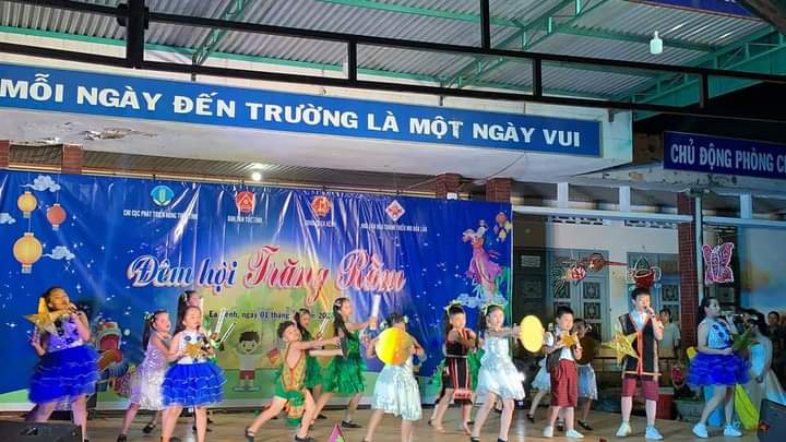 Thăm, tặng quà các cháu có hoàn cảnh khó khăn tại xã Cư Pui, huyện Krông Bông và tổ chức Tết Trung thu Buôn Kết nghĩa Ea Đun, xã Ea Kênh, huyện Krông Pắc