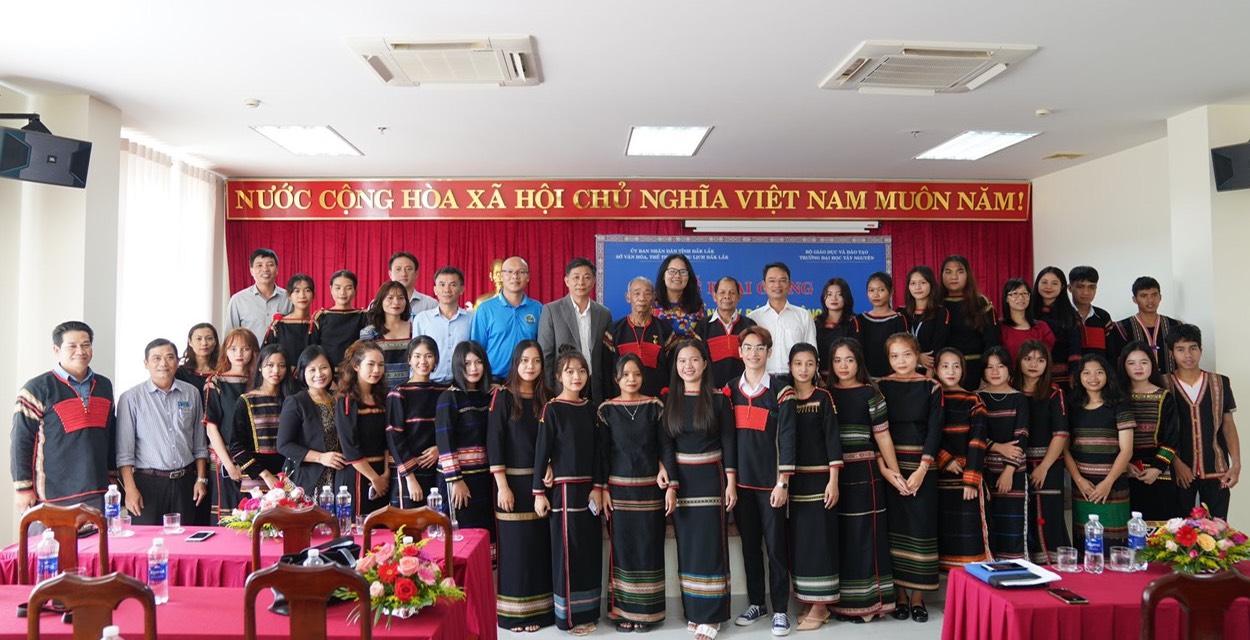 Truyền dạy đánh chiêng cho sinh viên đồng bào dân tộc thiểu số