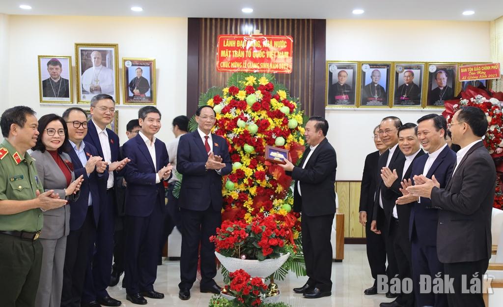 1_gsinh_tang_qua_ong_bac_20251219162836