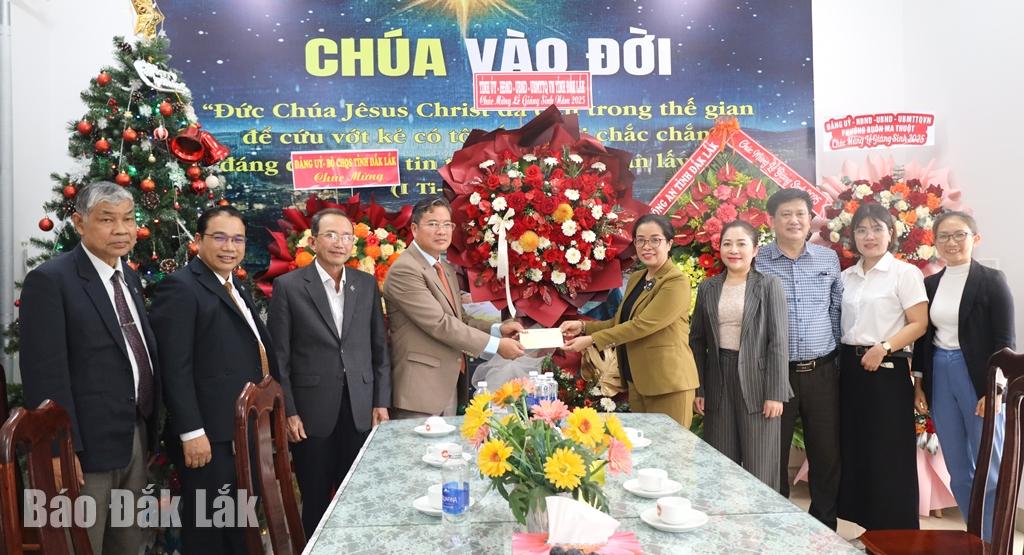 Phó Bí thư Tỉnh ủy Huỳnh Thị Chiến Hòa thăm, chúc mừng các cơ sở tôn giáo nhân dịp Giáng sinh 2025