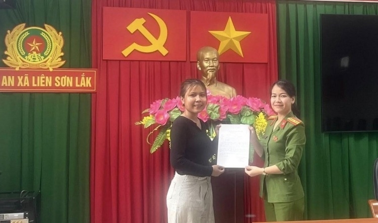 Hai nữ thanh niên dân tộc Mnông tình nguyện nhập ngũ