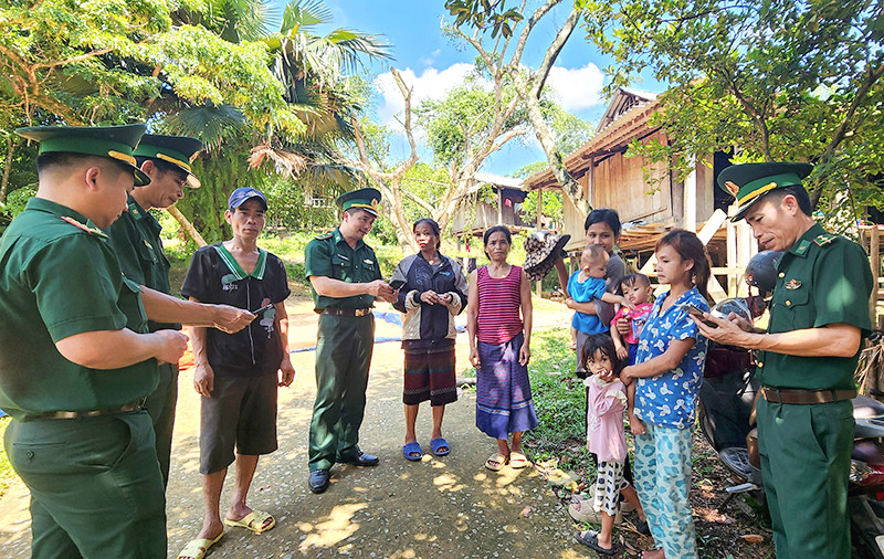 Bộ đội số hóa tuyên truyền, đưa pháp luật đến tận thôn bản biên giới