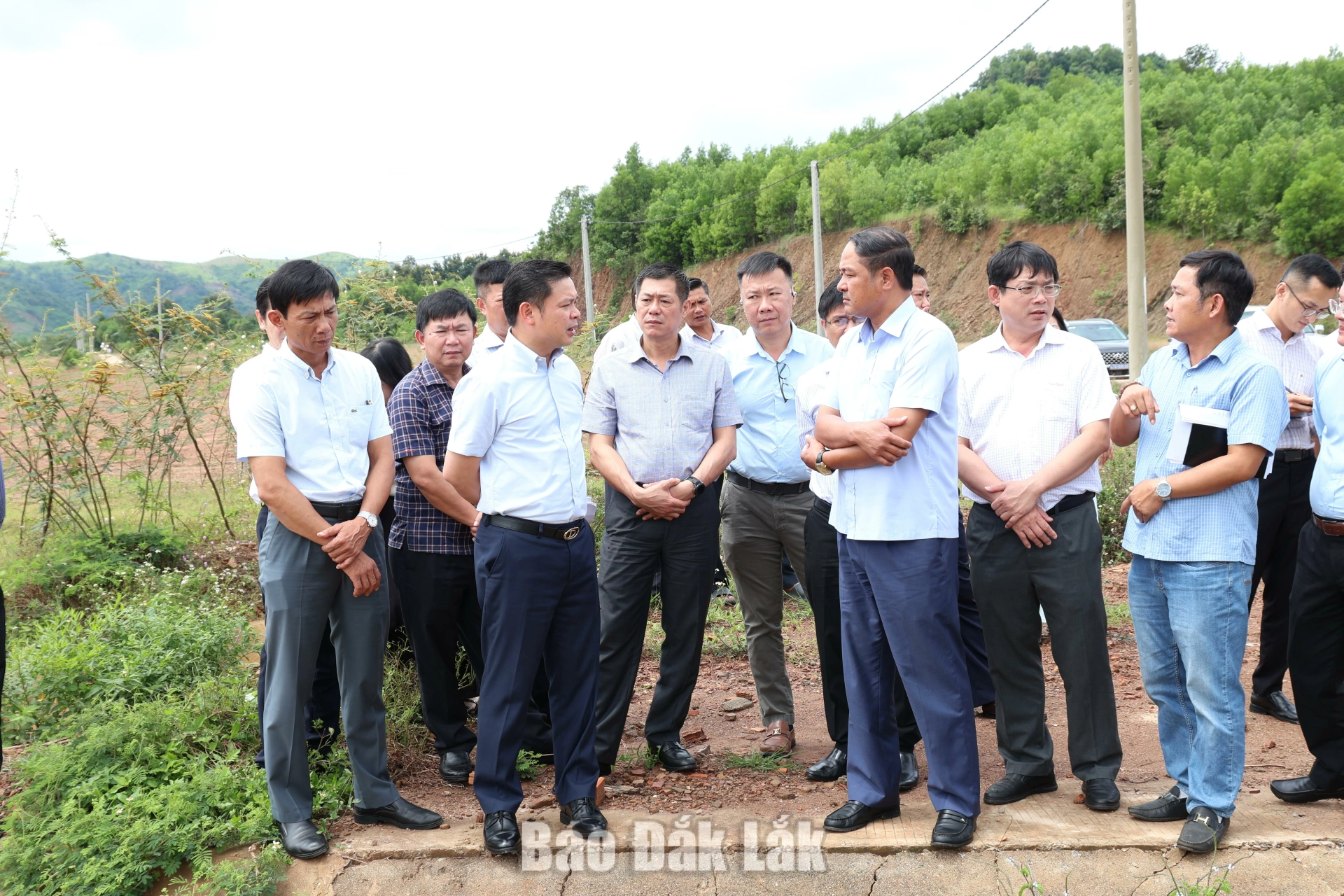 Chủ tịch UBND tỉnh Đỗ Hữu Huy thị sát mô hình, dự án ở xã Tân Tiến