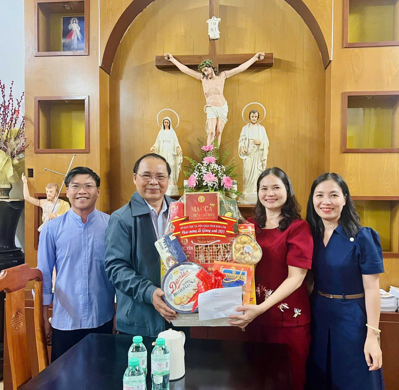 Lãnh đạo Sở Dân tộc và Tôn giáo thăm và chúc mừng Giáng sinh năm 2025 trên địa tỉnh Đắk Lắk